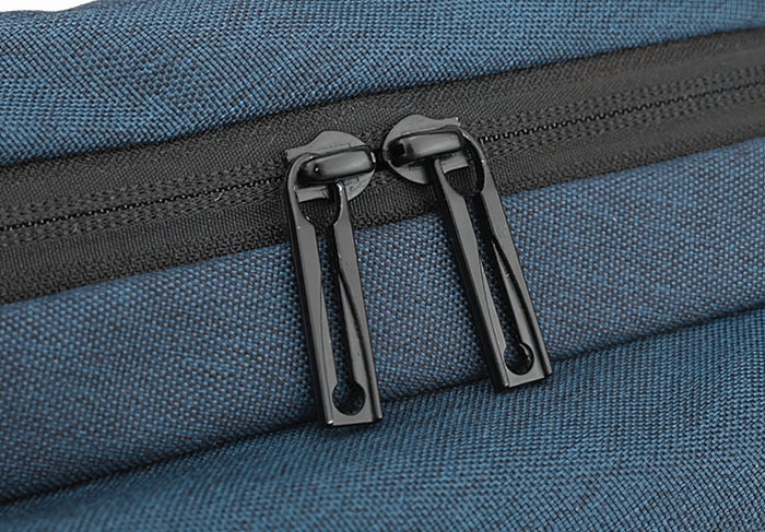 Close-up of black zipper on blue waterproof sports men's crossbody bag, highlighting durability and stylish design.